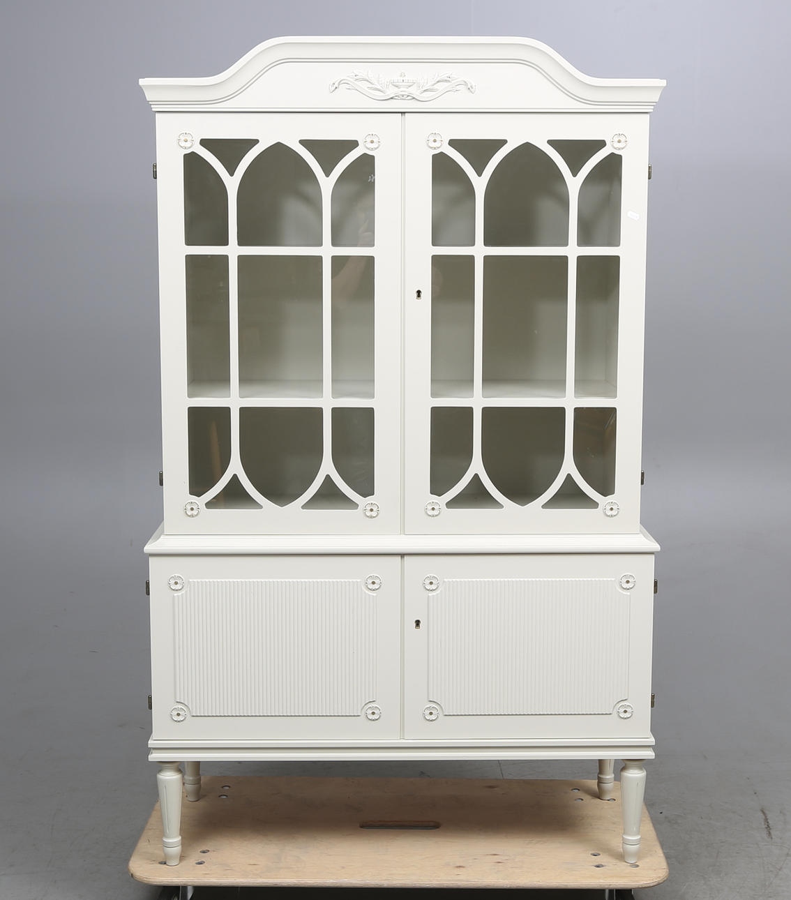 SKÅP, gustaviansk stil, vitmålad, 1900-tal.