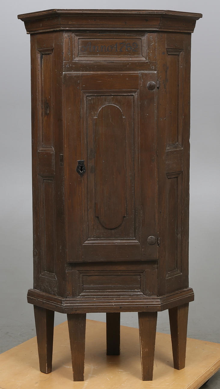 HÖRNSKÅP, barock, 1700-tal.