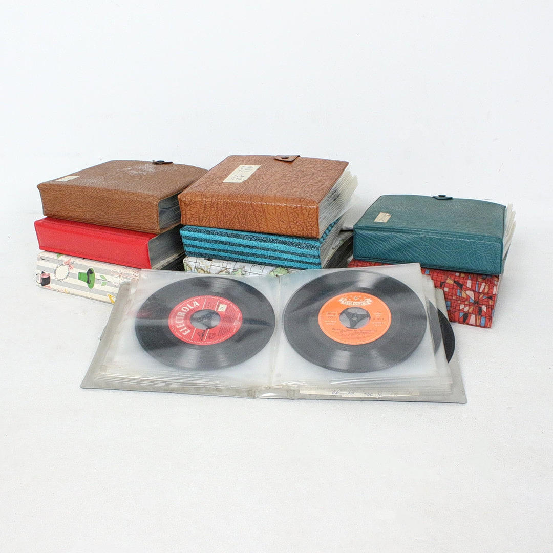 Många vinylskivor/singlar.