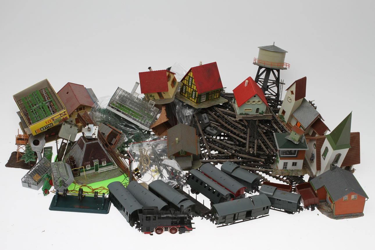 MODELLTÅG TRIX, ett lok, 10 vagnar, räls, hus och tillbehör.