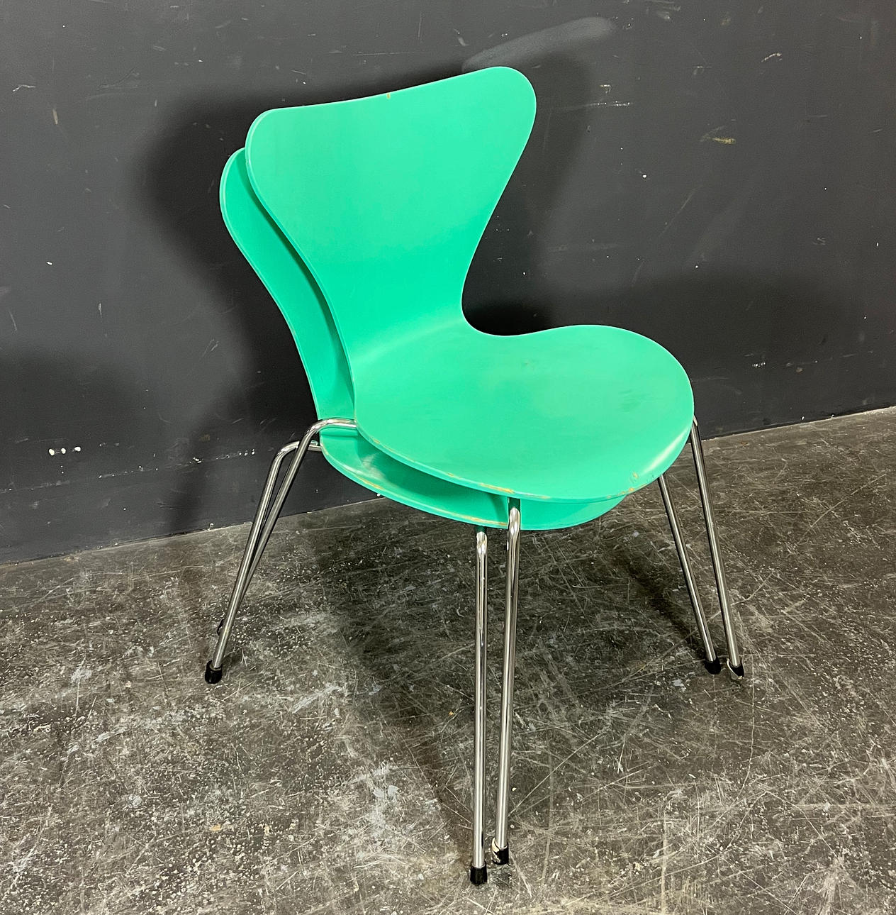 ARNE JACOBSEN. 2 STÜHLE MODELL 3107.