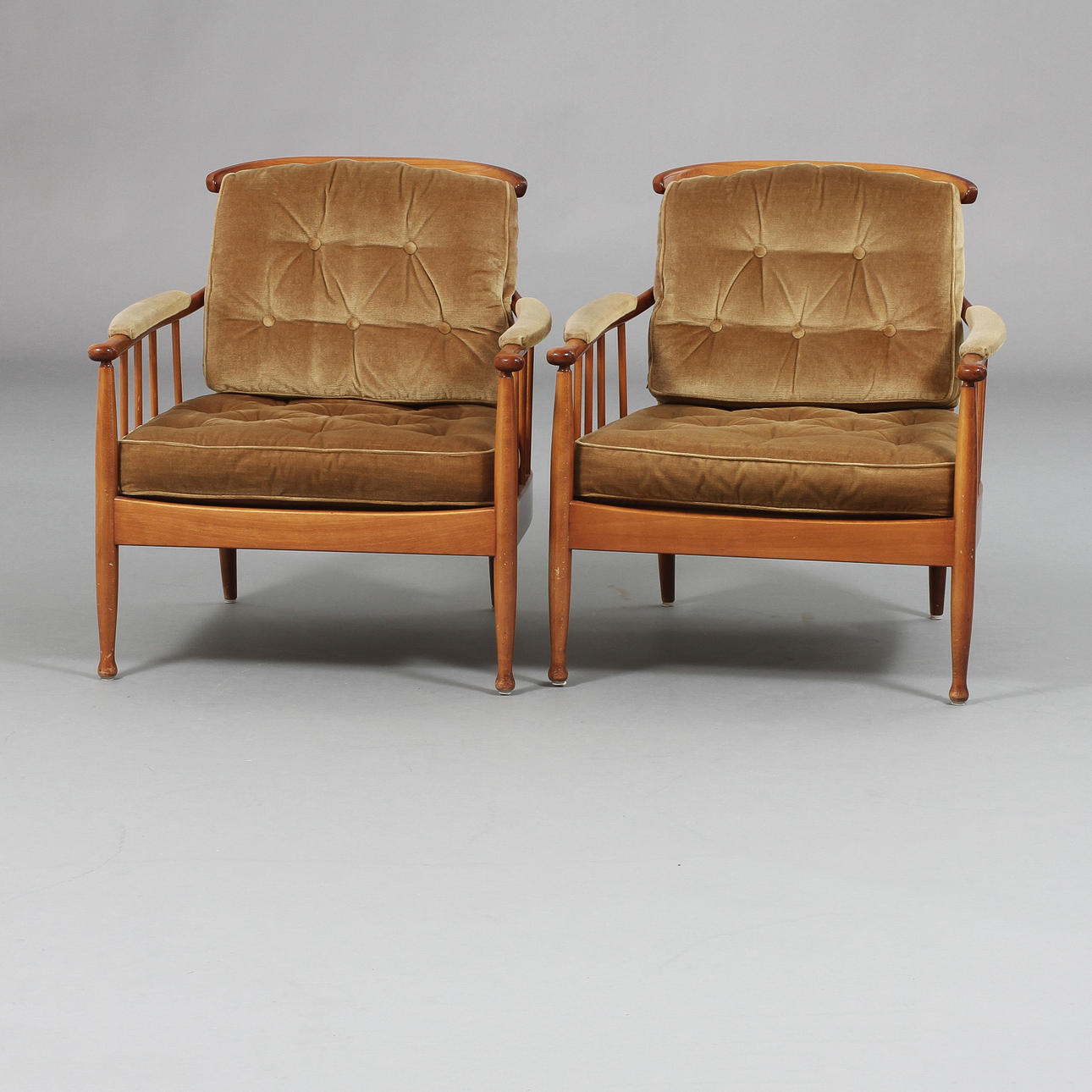 KARMSTOLAR, ett par, "Skrindan", Kerstin Hörlin Holmqvist, OPE-möbler, 1900-talets andra hälft.