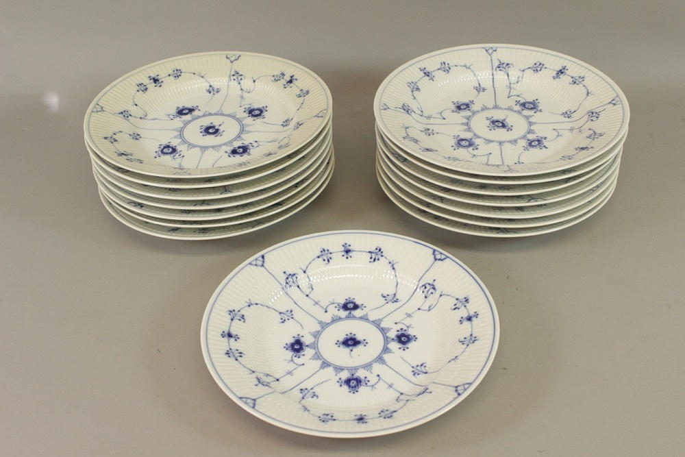 15 KUNGLIGA PORSLIN TALLRIKAR.