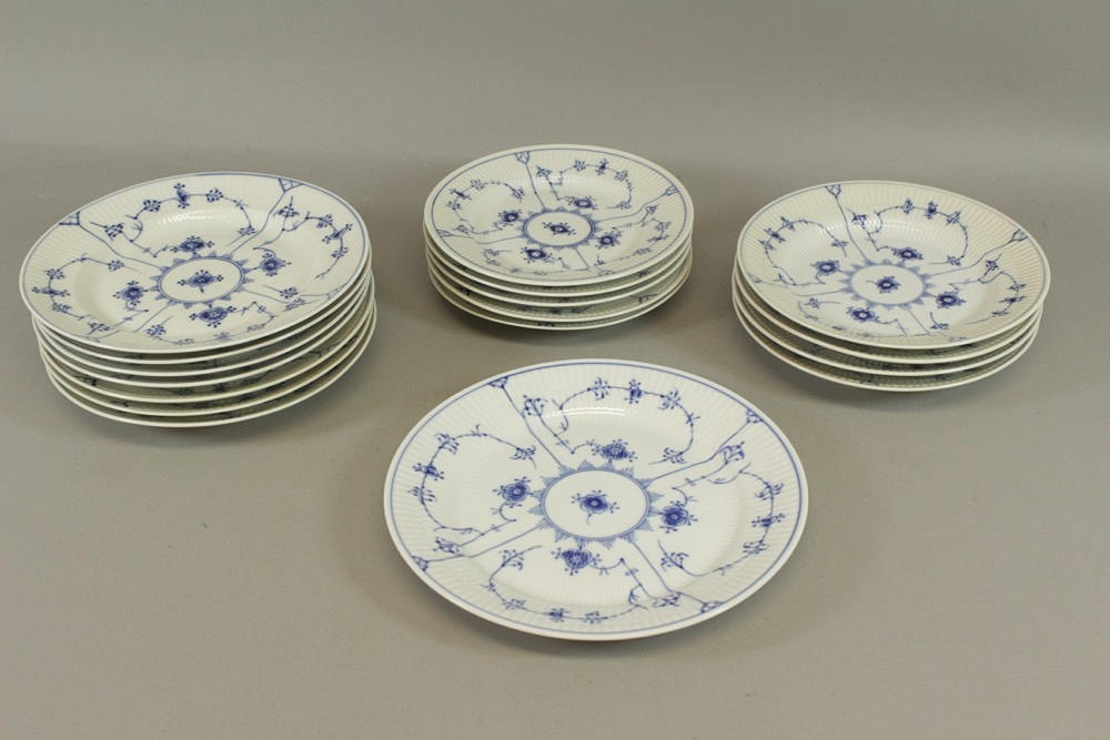 OLIKA KUNGLIGA PORSLIN TALLRIKAR.