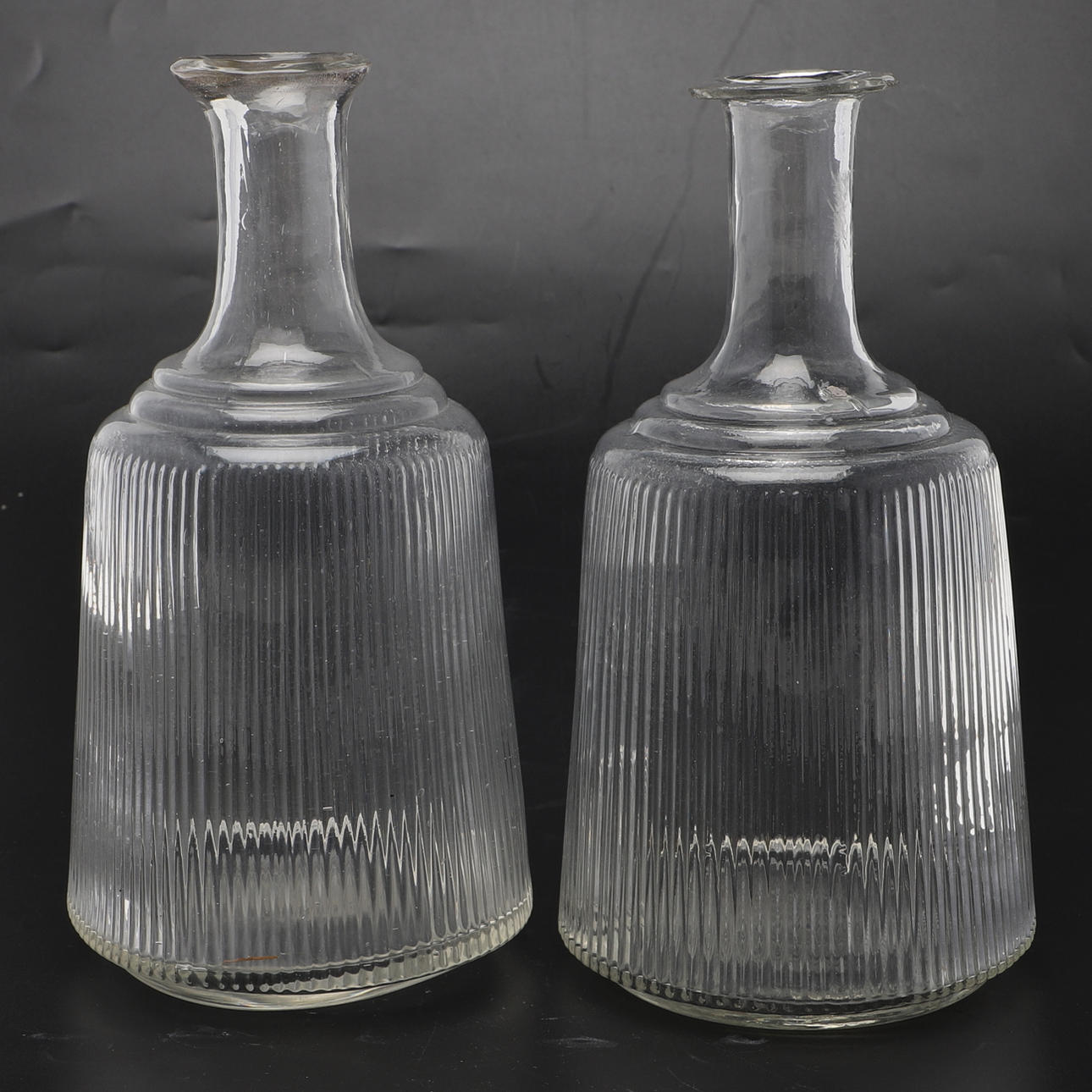 VATTENKARAFFER, ett par, glas, 1800-tal.