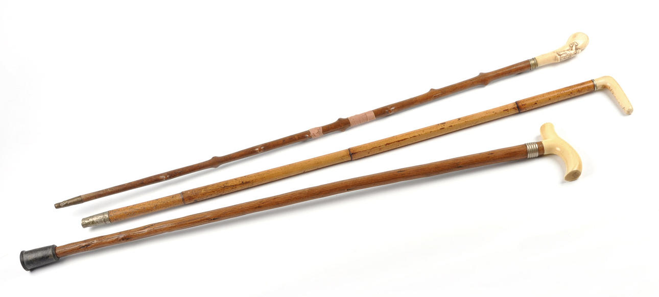 SPAZIERSTÖCKE. Uppsättning av 3 käppar, knopparna är snidade från benet.