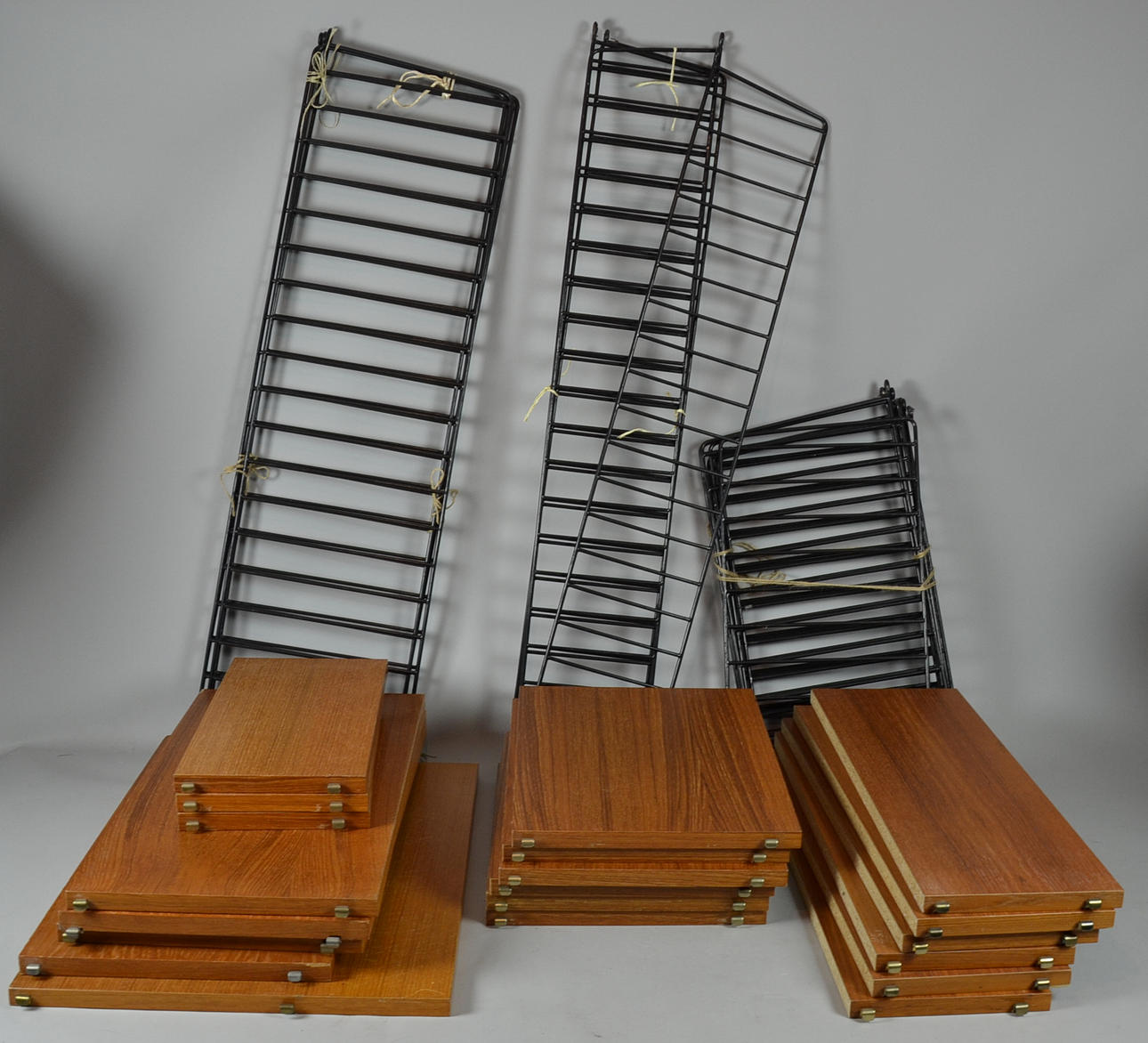 NISSE STRINNING. STRÄNG HYLLSYSTEM.