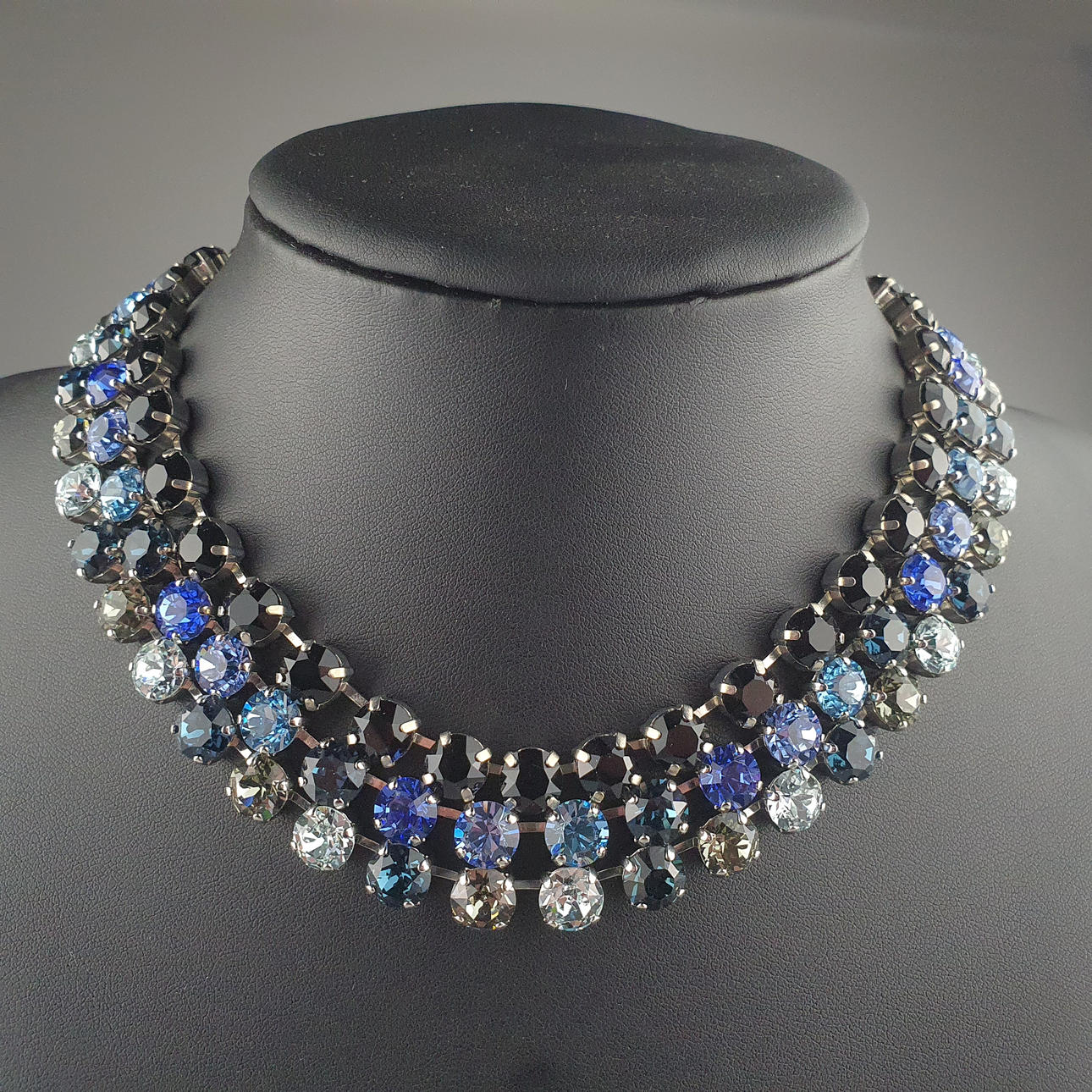 - 3 glitzernde COLLIERKETTEN mit Swarovski-Steinen.