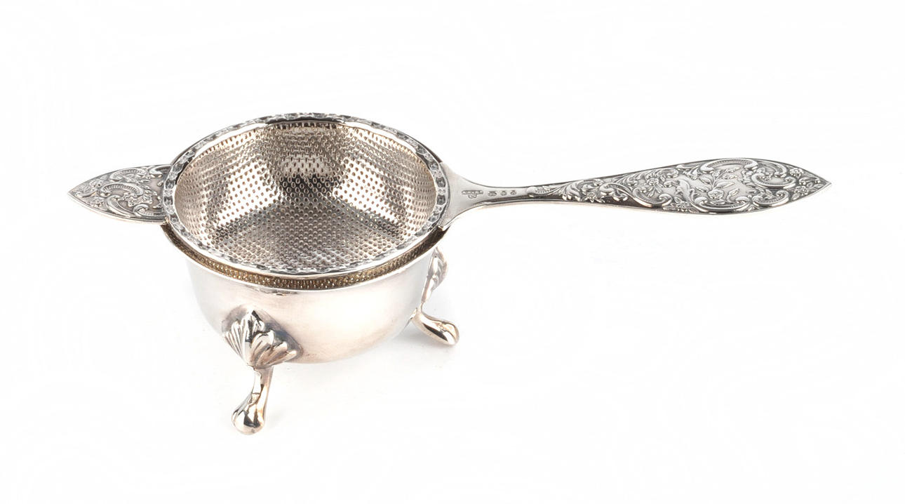 ENGLISCHES SILBER. Blommig dekorerad tesil med diskställ.