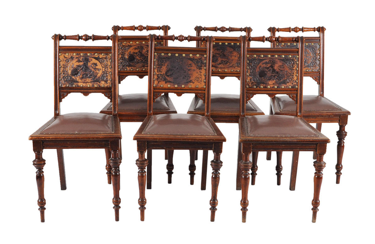 6ER-SATZ STÜHLE. Träsvarvning, täckt i läder, vapensköld präglat i ryggstödet.
