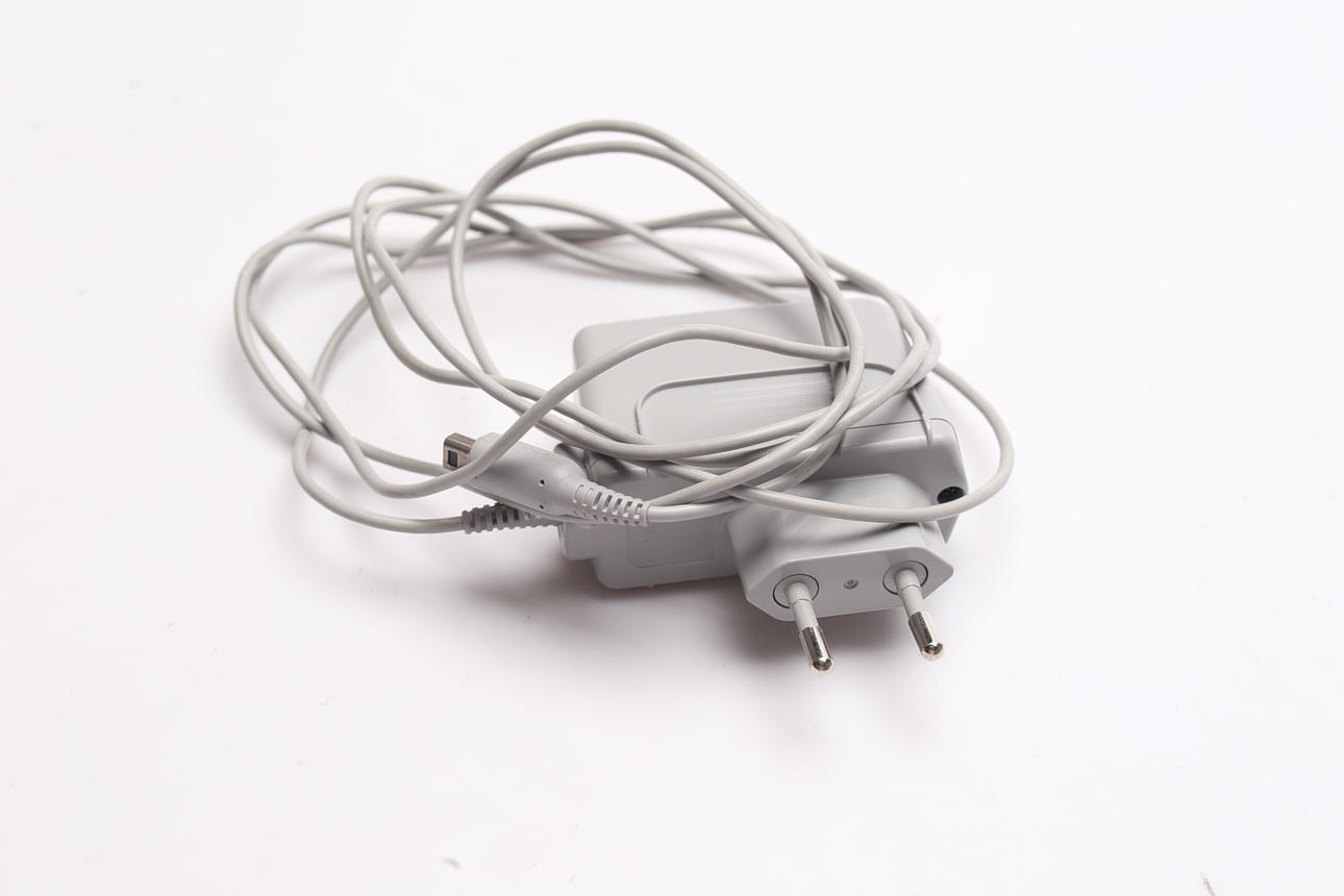 NINTENDO DS XL, med oplader og et spil.