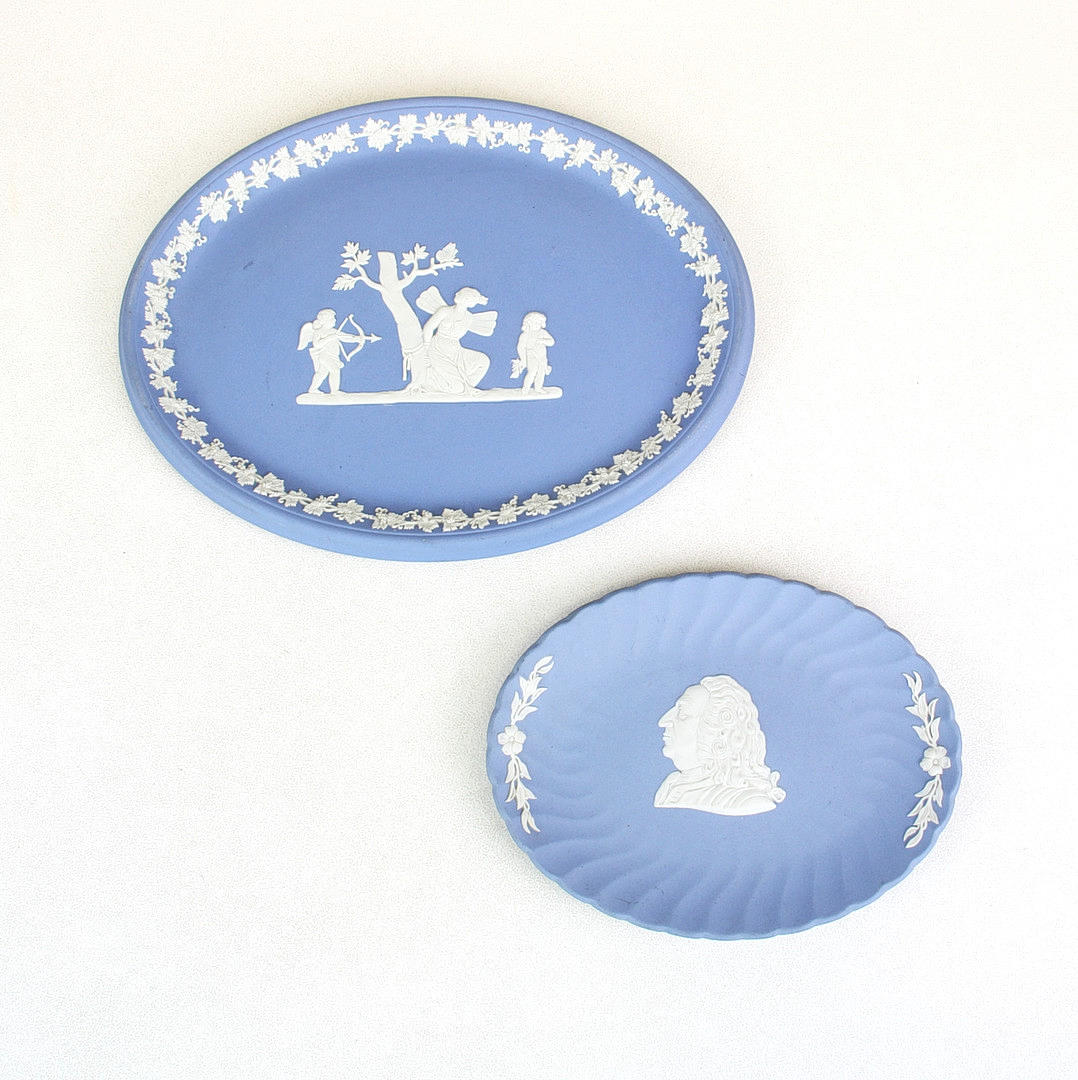 DOS ARTÍCULOS DE MADERA EN CUÑA.