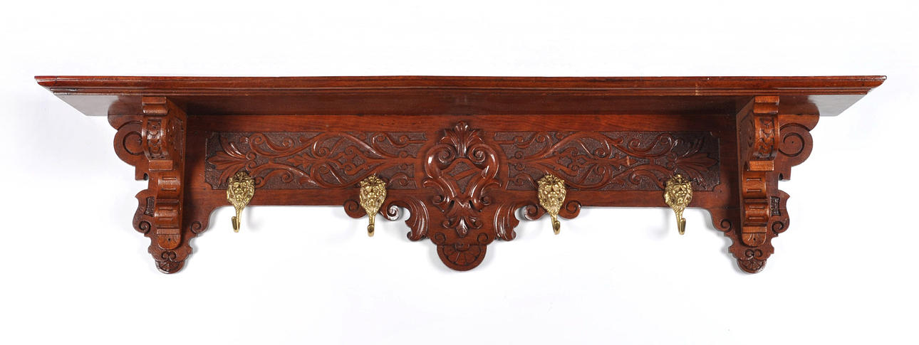 WANDREGAL, HISTORISMUS. Trimmad piedestal med ringörhängen & spaljé, mässing lejonhuvuden.