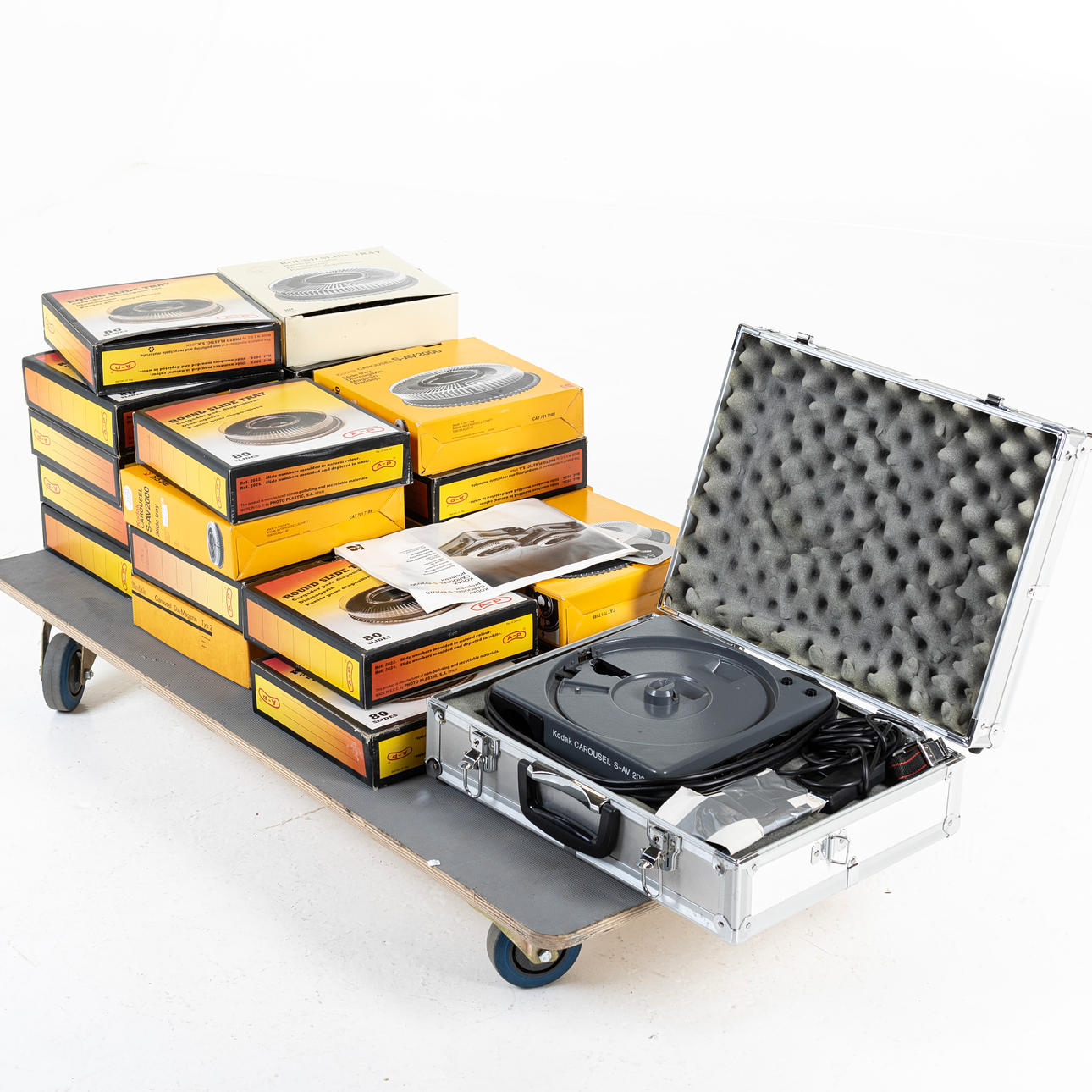 SLIDE PROJECTOR with accessories & 22pcs magazine, Kodak Carousel.