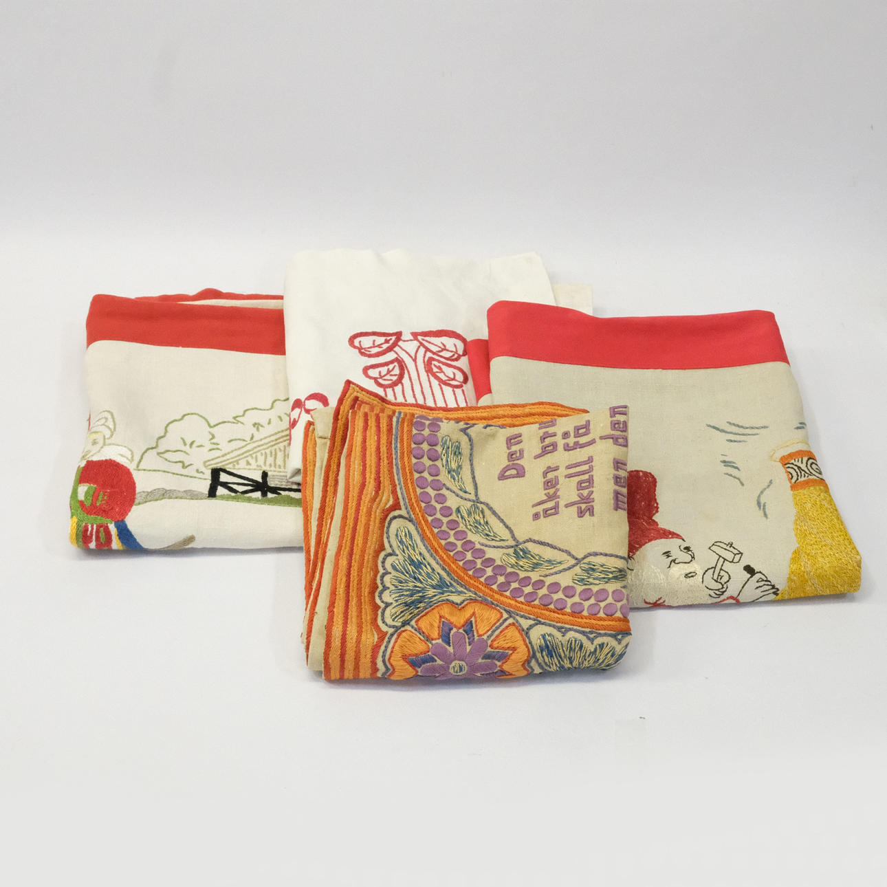 VIER WANDBEHÄNGE, MIT TEXTEN BESTICKT.