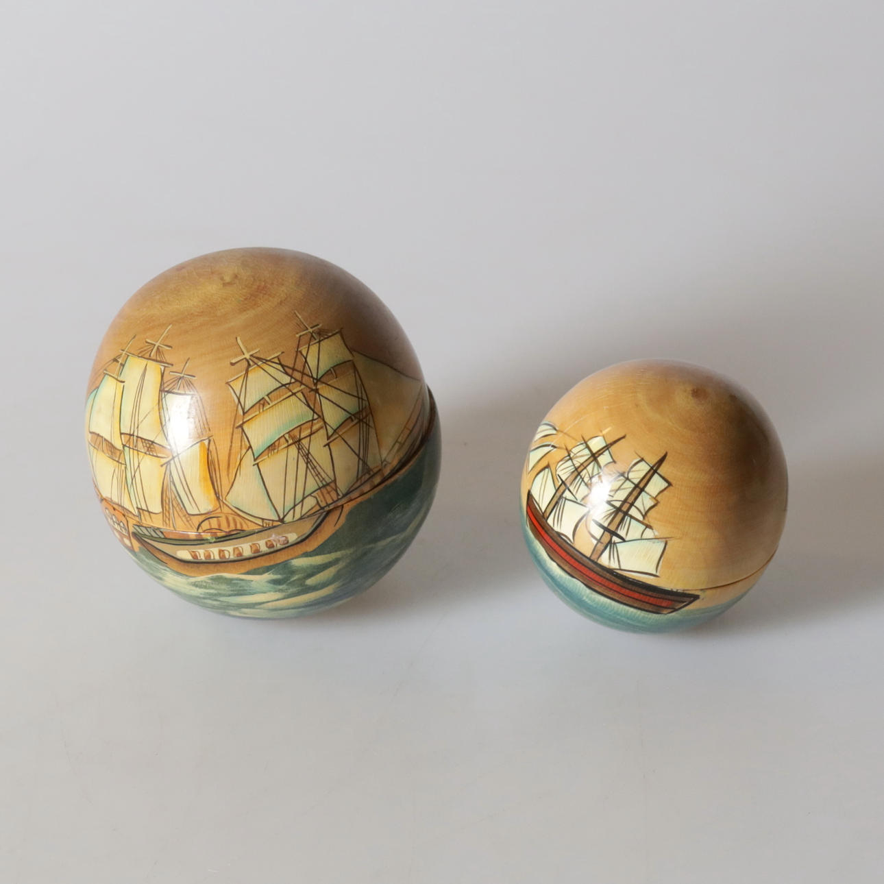 MATRYOSHKA FÖREMÅL, 2 st, Marin tema, 1900-tal.