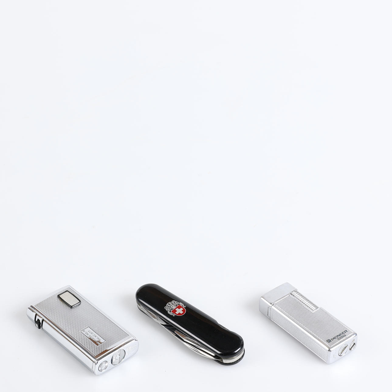 FEUERZEUG- UND TASCHENMESSER, 3 Stück.