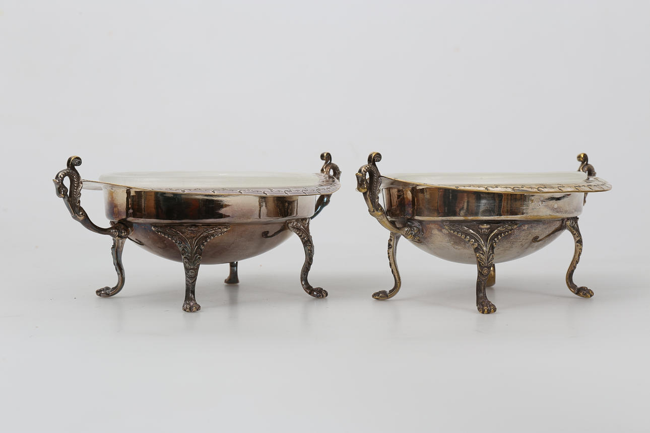 SERVERINGSSKÅLAR MED INSATSER, nysilver och glas, 2 stycken, 1900-tal.
