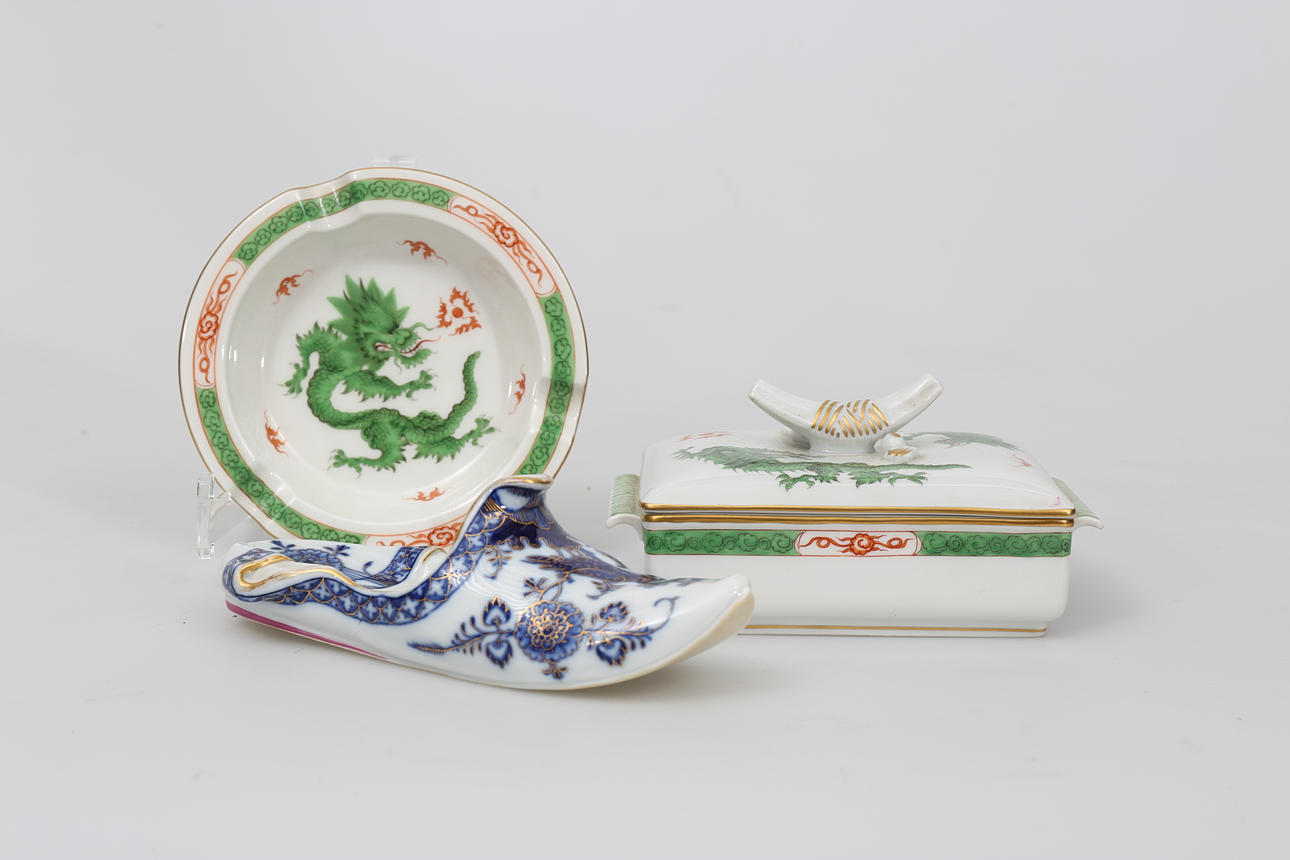 PRYDNADSFÖREMÅL, porslin, 3 delar, Meissen.