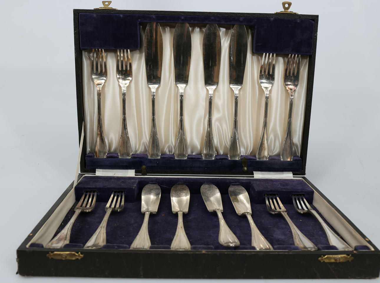 FISKBESTICK I SCHATULL, nysilver, 16 delar, 1900-talets första hälft.