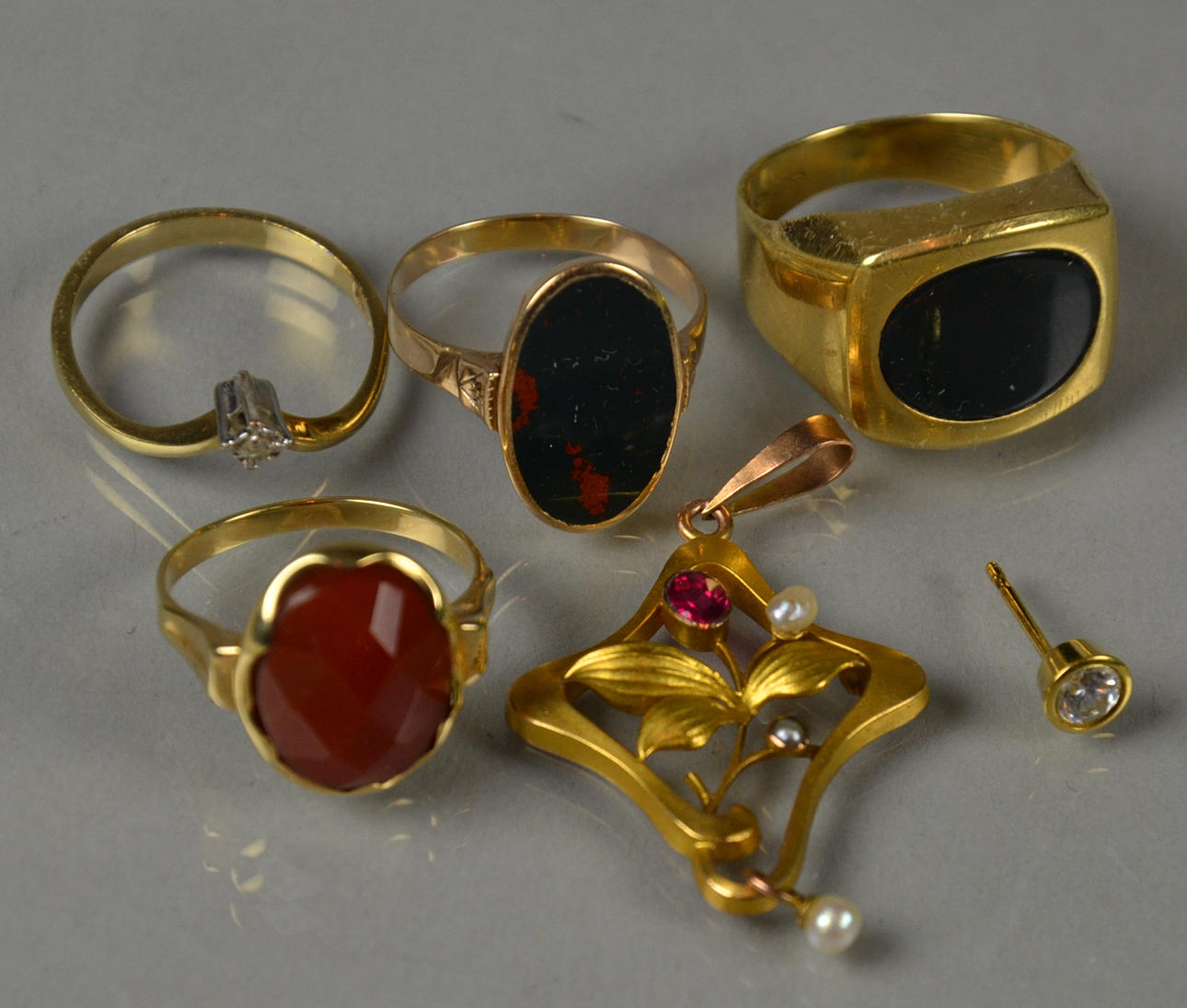 BUNT MASSA GULDSMYCKEN.