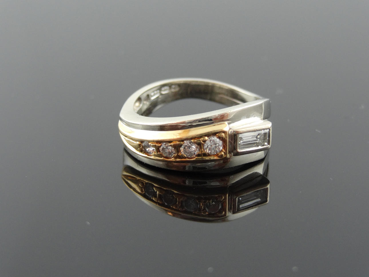 Unigue DESIGN diamantring 0,37cts.