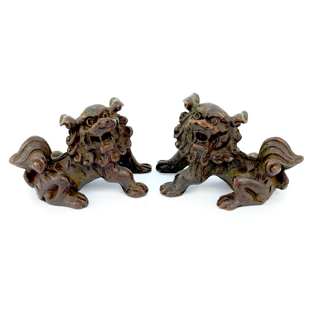 SMÅ KINESISKA FIGURER AV LEJONHUNDAR.