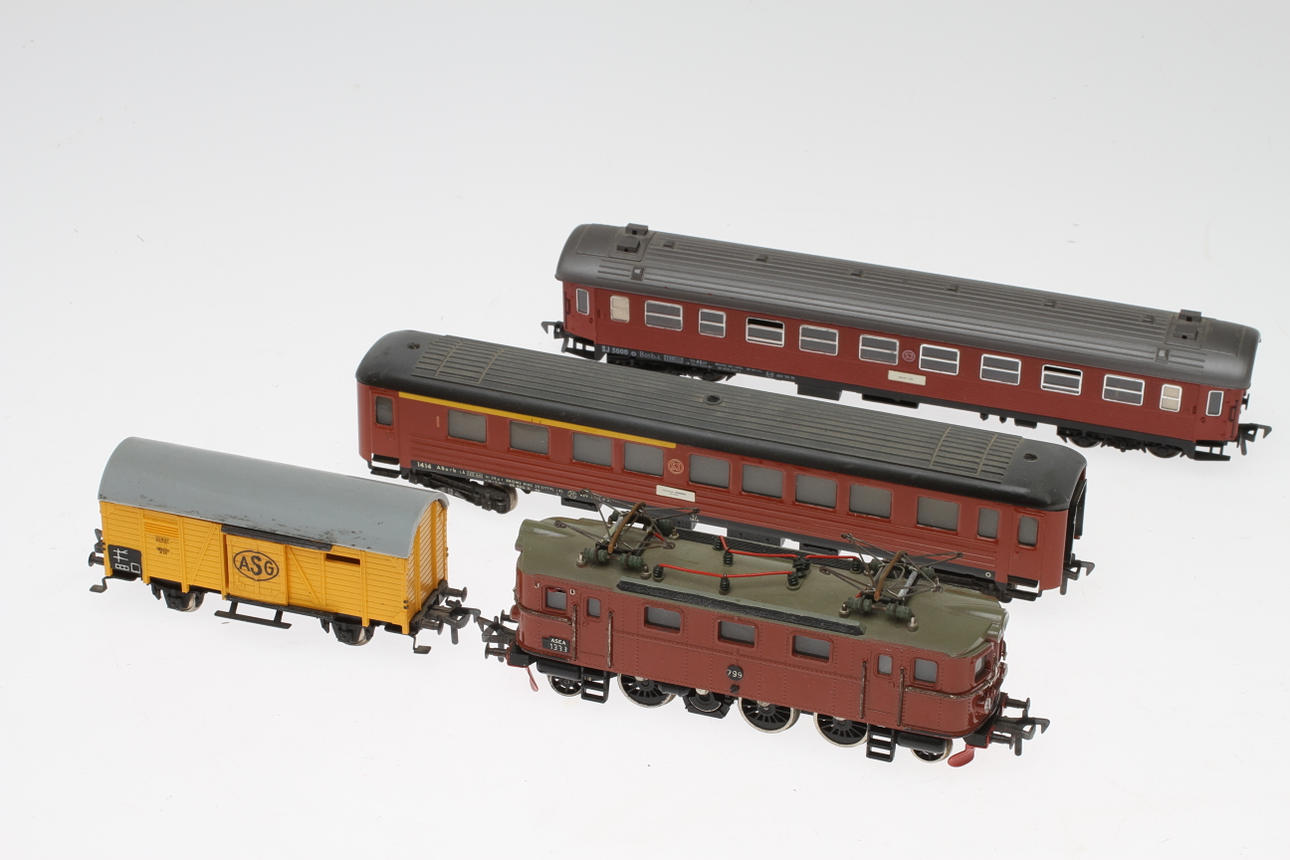 MODELLTÅG FLEISCHMANN DA-loket 1333 och 3 vagnar.