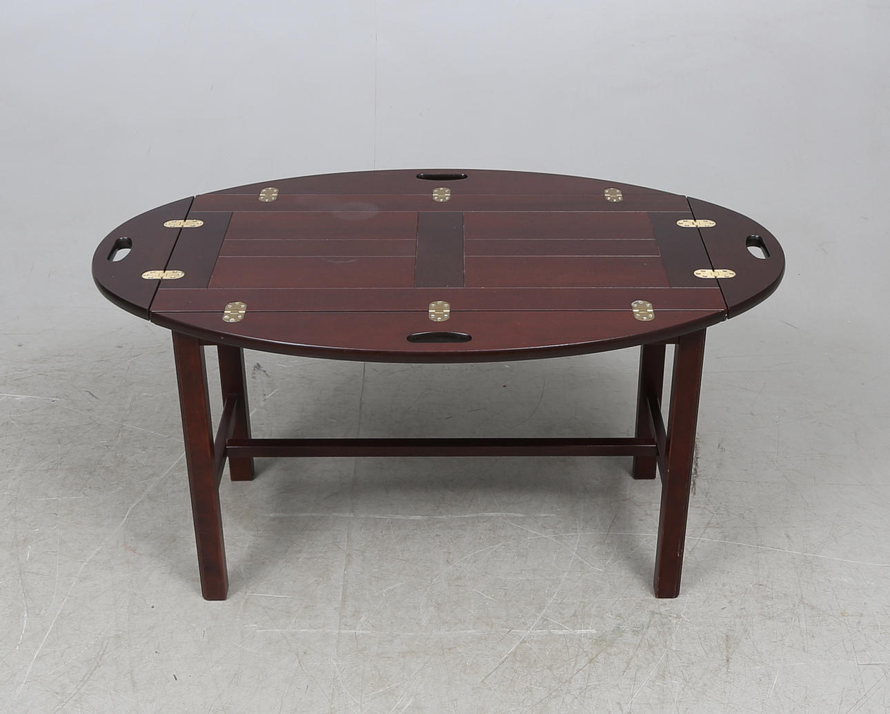 BORD, så kallad Butlers Tray, engelsk stil, 1900-talets andra hälft.