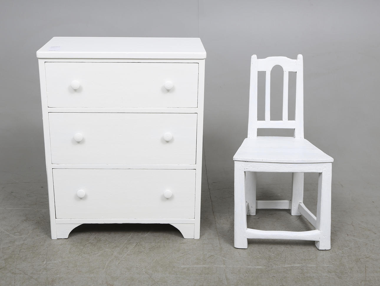 BARNBYRÅ och STOL, vitmålade, 18/1900-tal.