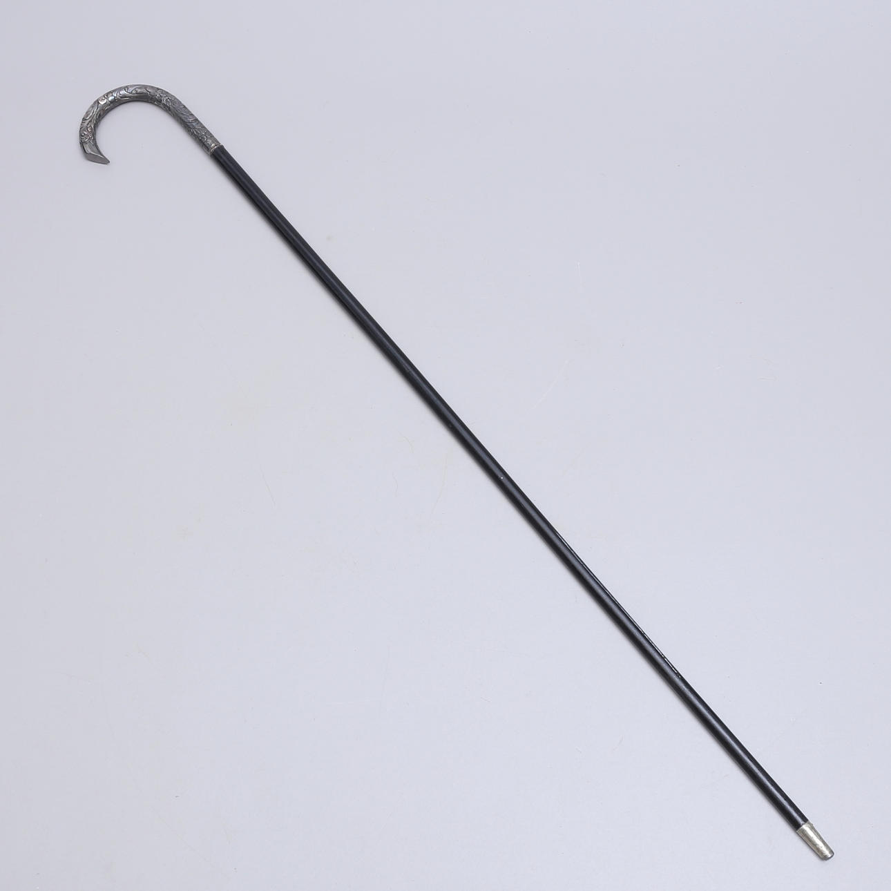 KÄPP med reliefdekorerad silverkrycka, 830S.
