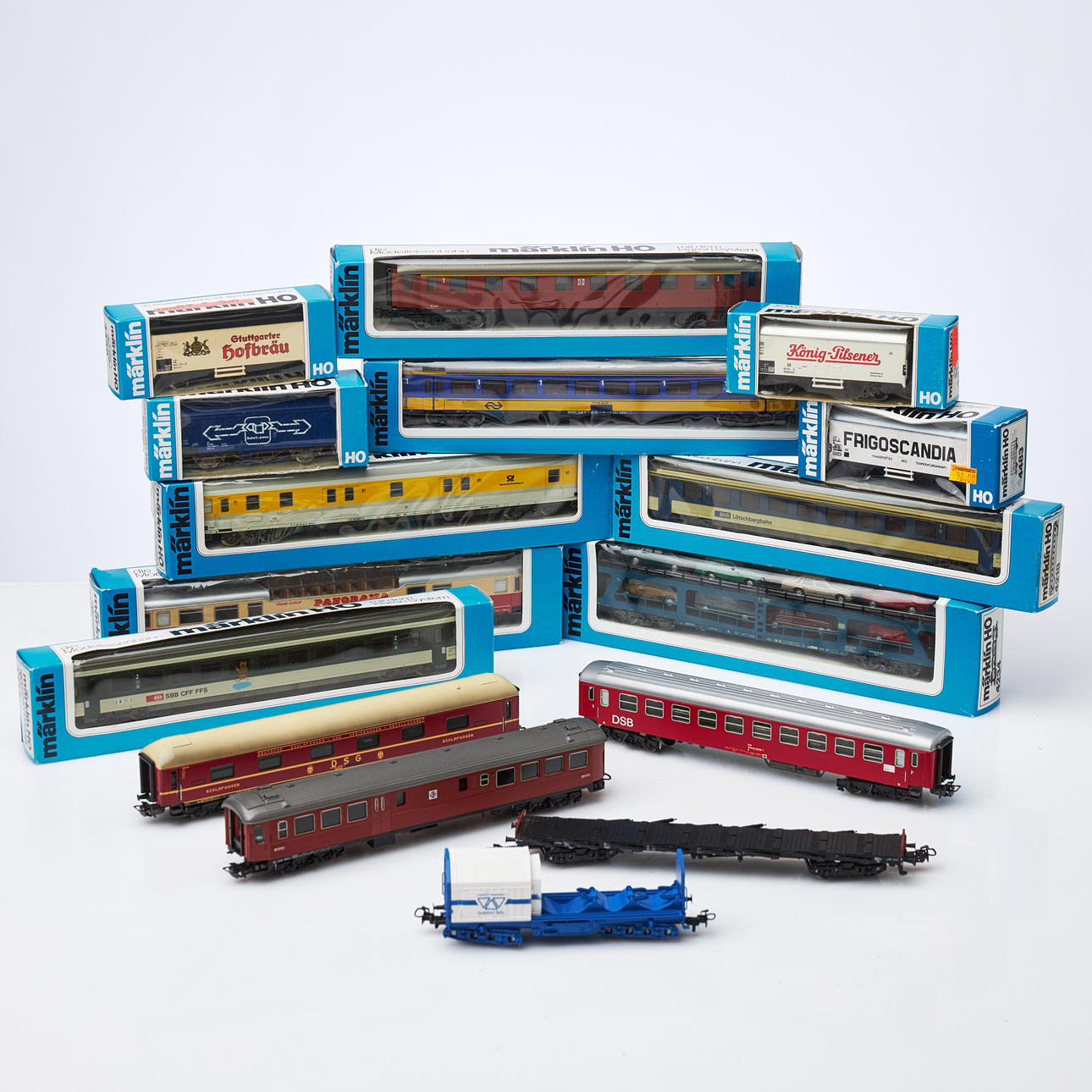 MÄRKLIN, 16 dlr, passenger and freight wagons, in original packaging.