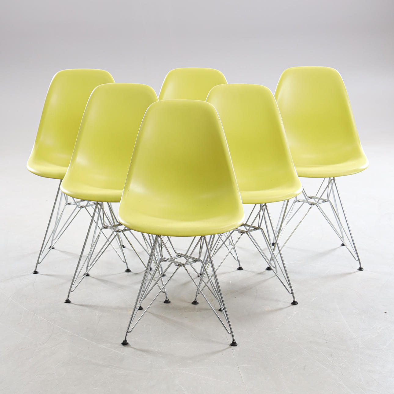 RAY & CHARLES EAMES. Vitra, ”Eames Plastic Chair”, 6 tuolia.
