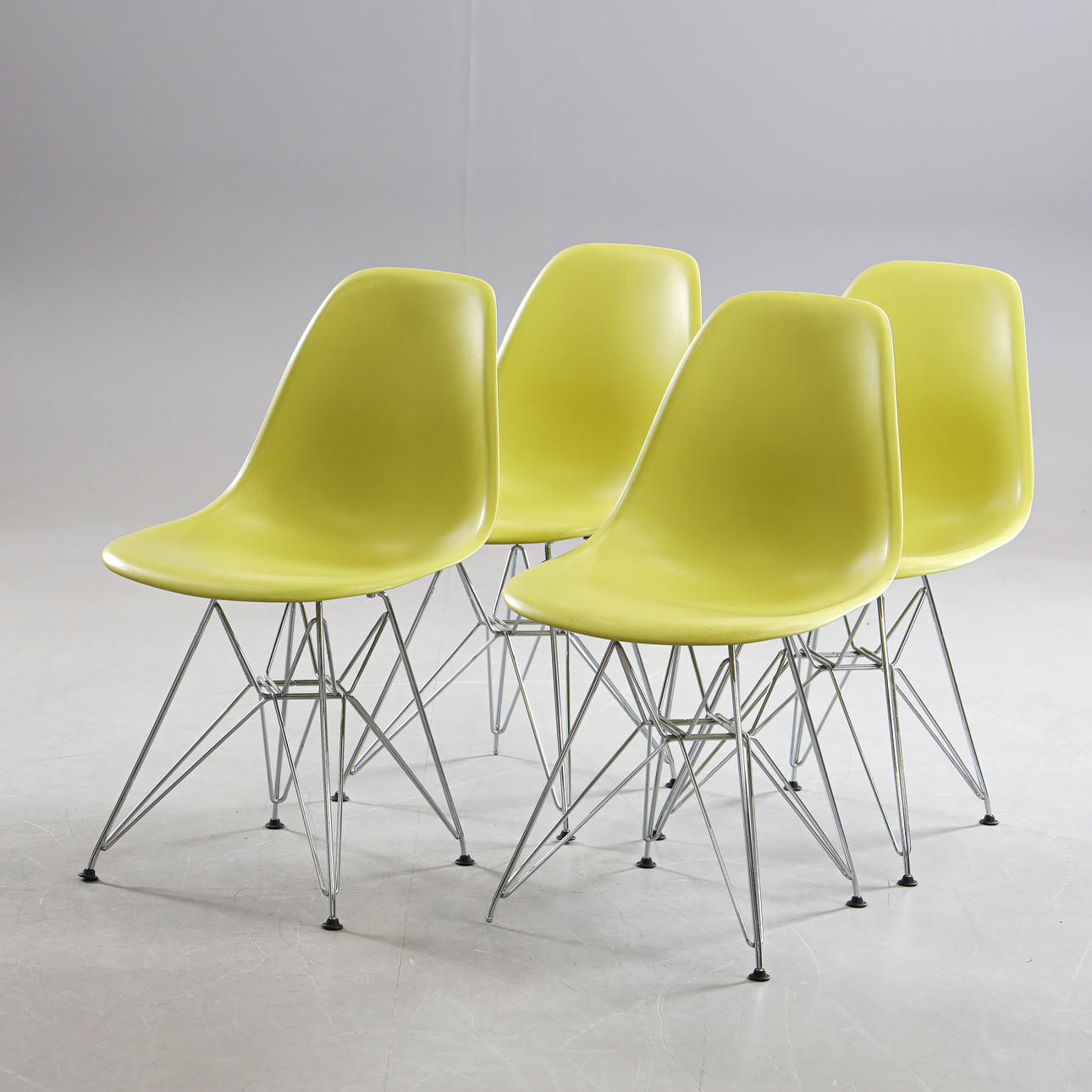 RAY & CHARLES EAMES. Vitra, „Eames Plastic Chair“, 4 Stühle.