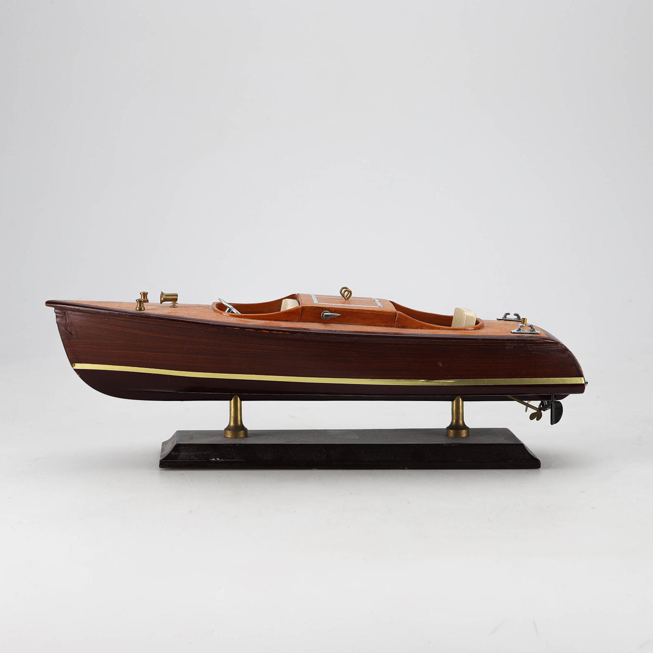 Lancha a motor VINTAGE de madera modelo Riva.