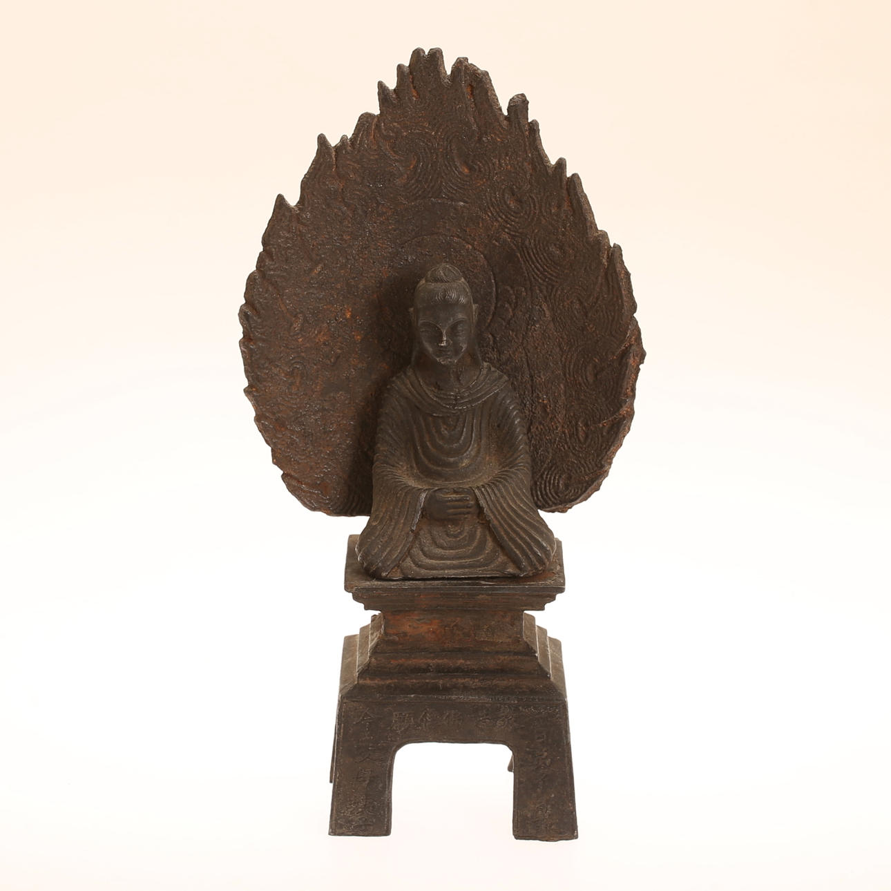 UNA ESCULTURA ORIENTAL, Buda, hierro.