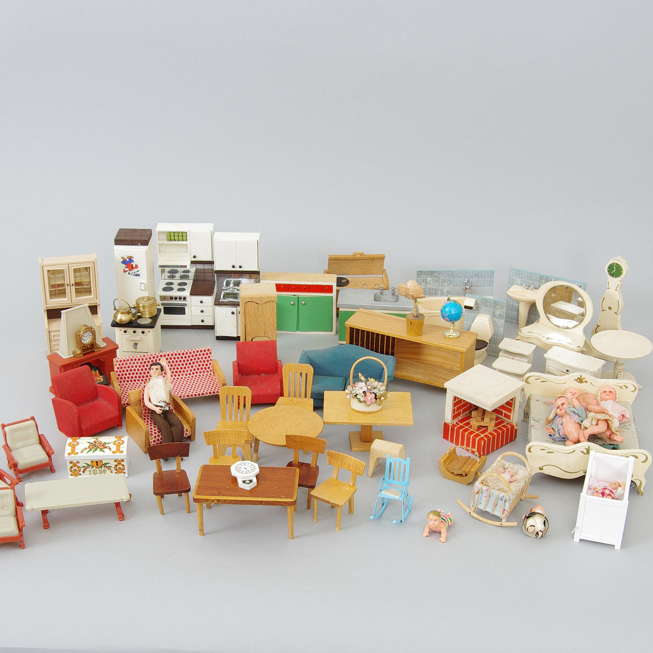 DOCKHUSMÖBLER M.M., trä/plast.