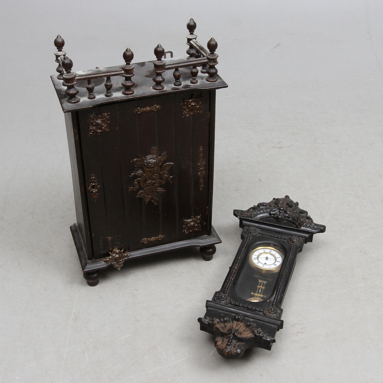 SKÅP OCH VÄGGUR, omkring 1900.