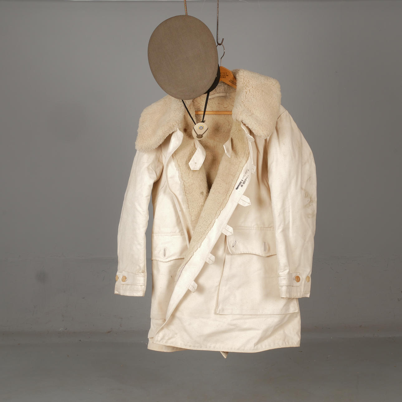 LOTTAPÄLS, SKÄRMMÖSSA, MÖSSMÄRKE. 1900-tal.