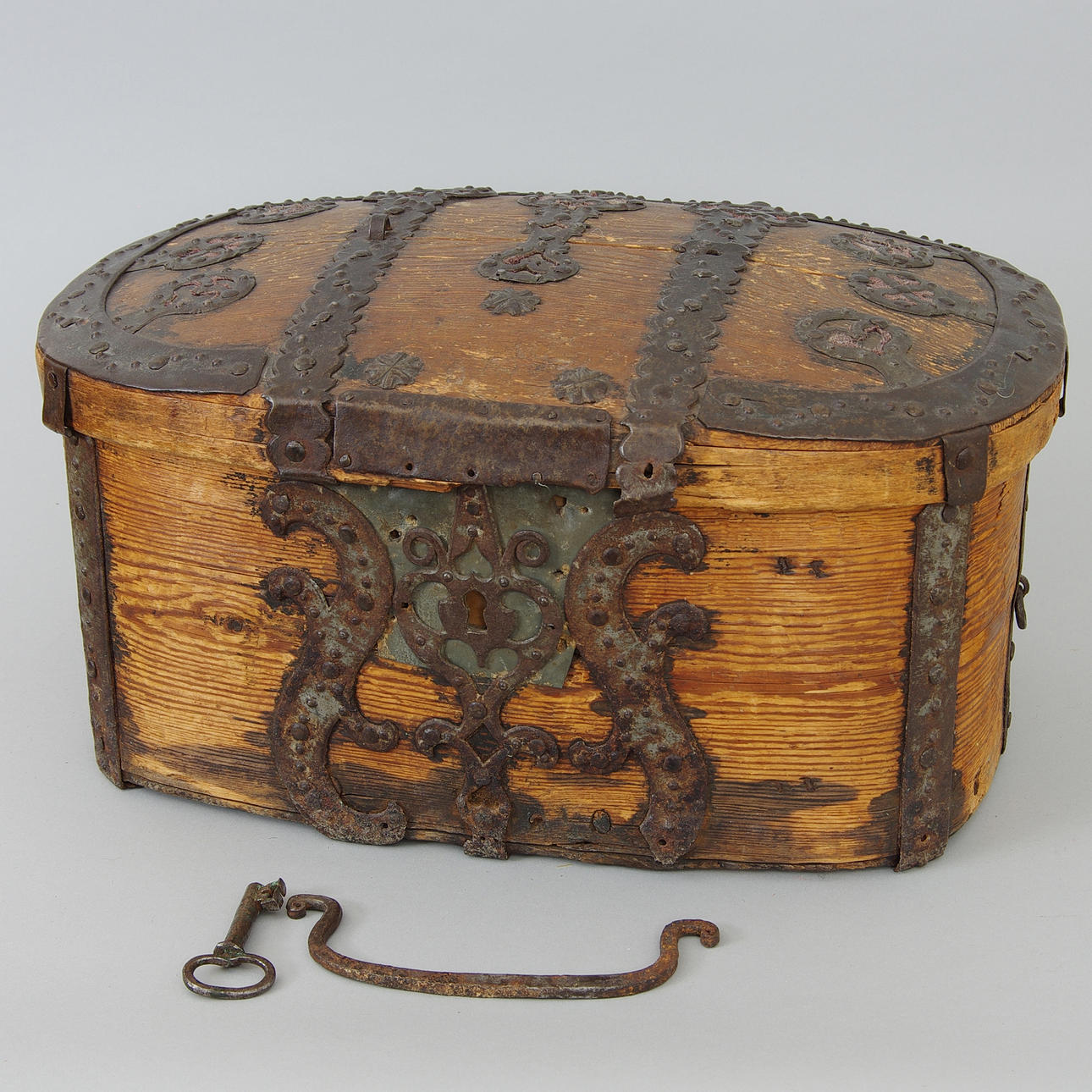 KISTA, fur med smidesbeslag, 1700/1800-tal.