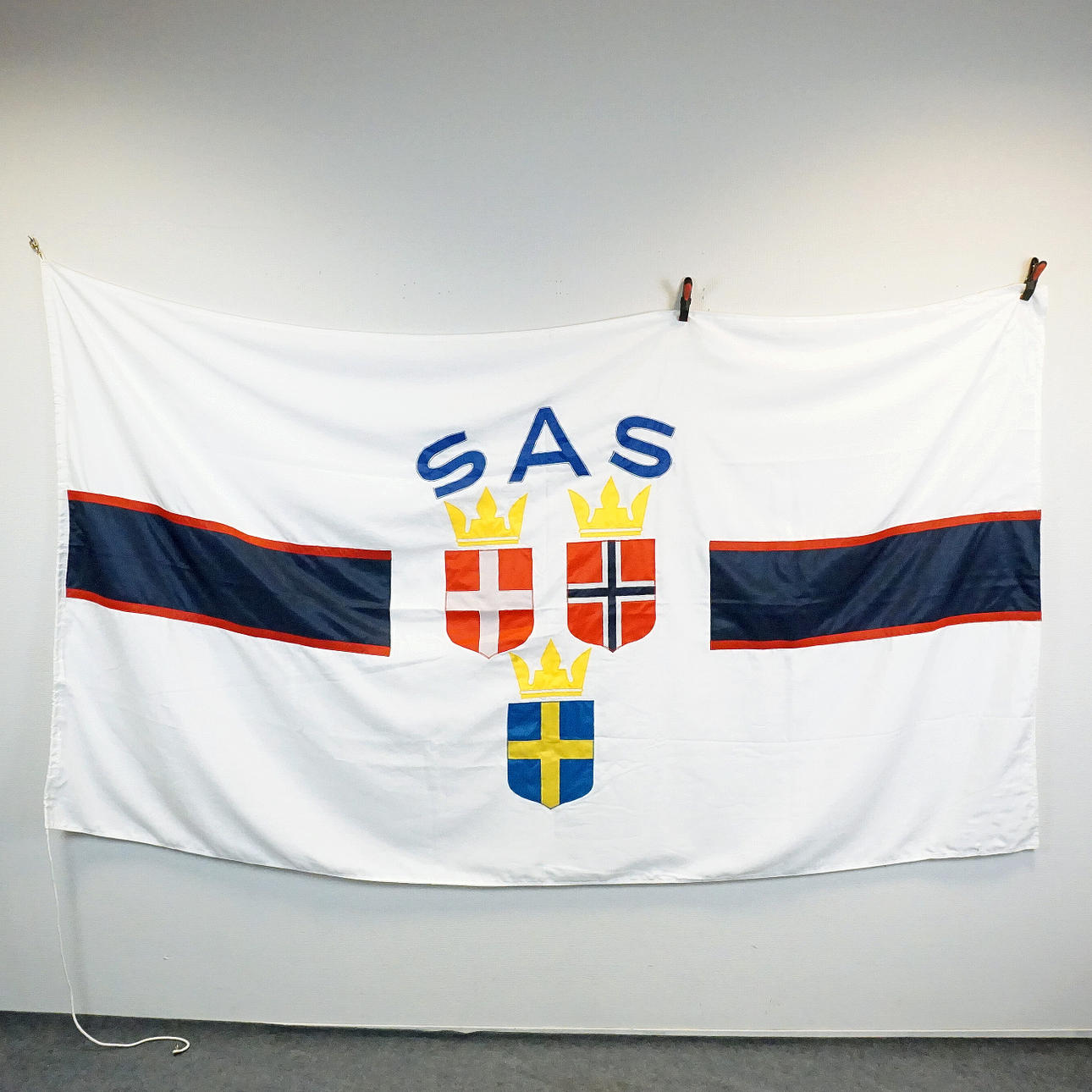 FLAGGA, SAS, textil, 263 x 148 cm.