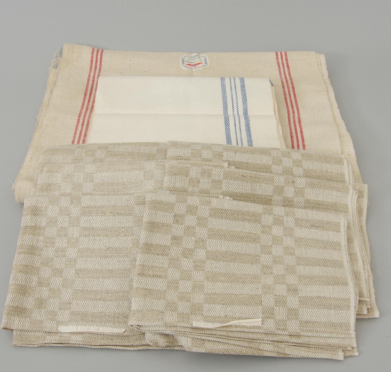 LINNERÄCKOR SAMT HANDDUKAR.