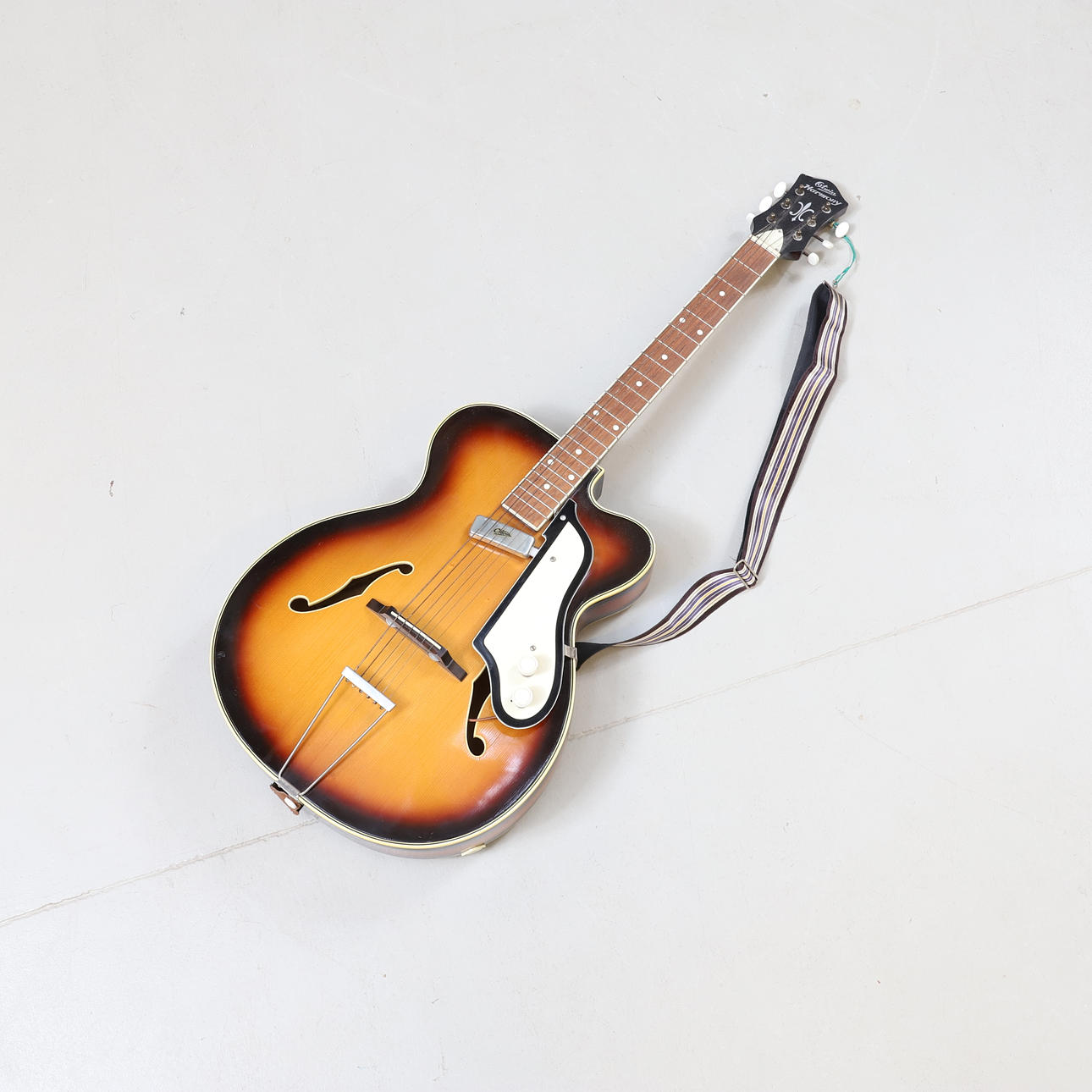 GUITAR, semi-acoustic, Otwin Harmony.