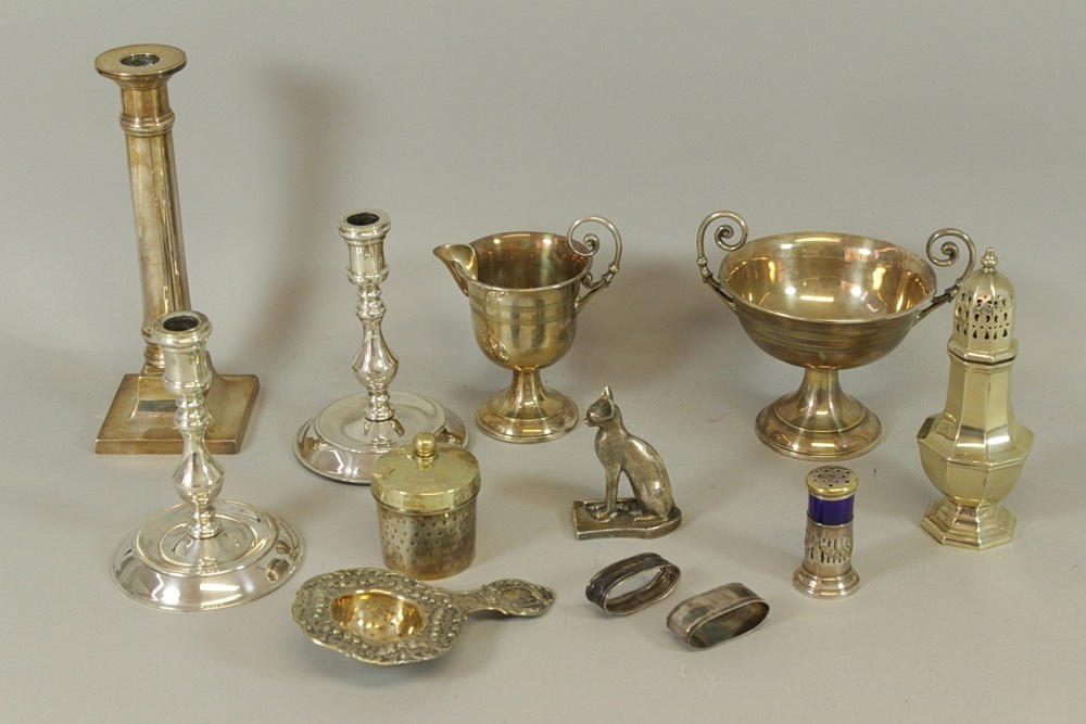 SILVERPLÄTERAD bunt massa ljusstakar, kannor, skålar etc.