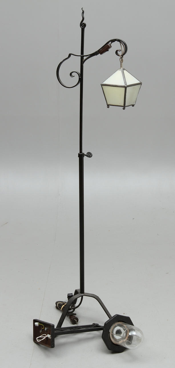 GOLVLAMPA samt VÄGGLYKTA, smide, 1900-tal.