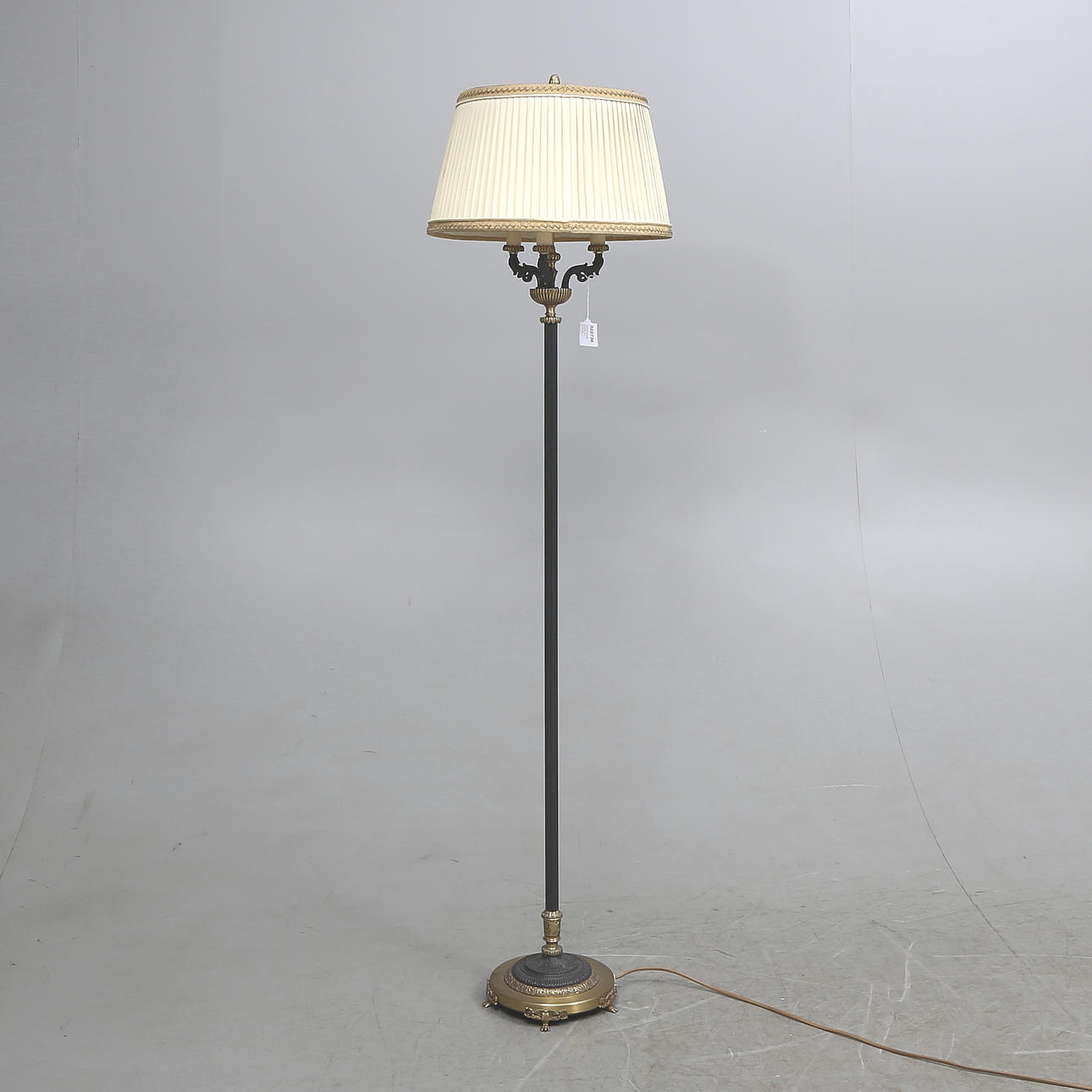 GOLVLAMPA, empire-stil, 1900-tal.