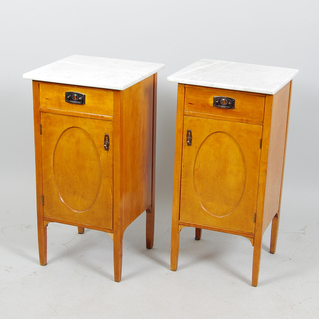 SÄNGBORD, 1 par, björk med marmorskivor, tidigt 1900-tal.