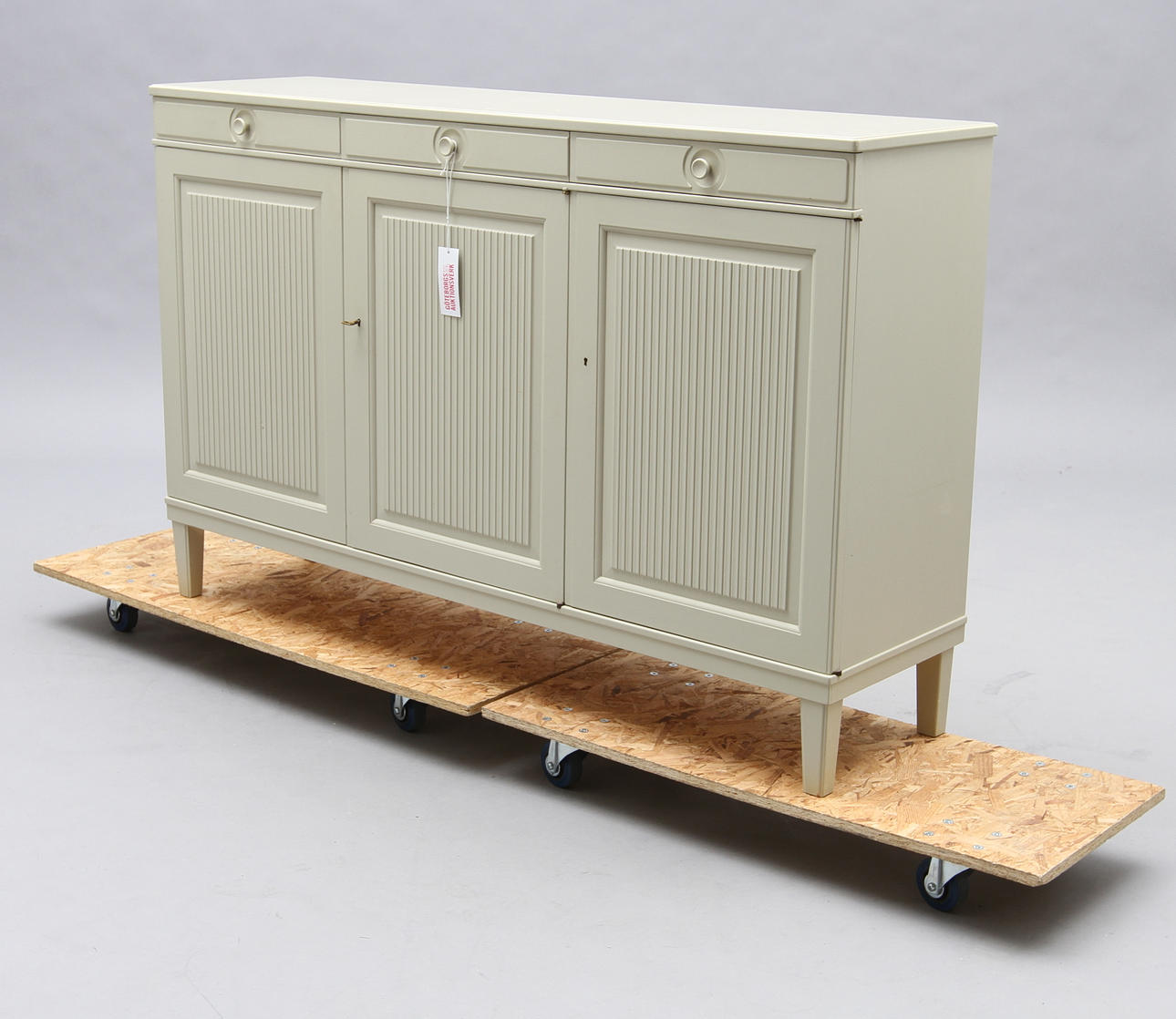 CARL MALMSTEN. Skänkskåp, "Herrgård", gråmålat.