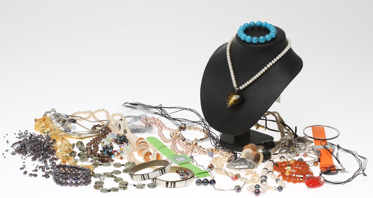 SMYCKEN, mestadels biouterier, bland annat pärlor. 1900/2000-tal.