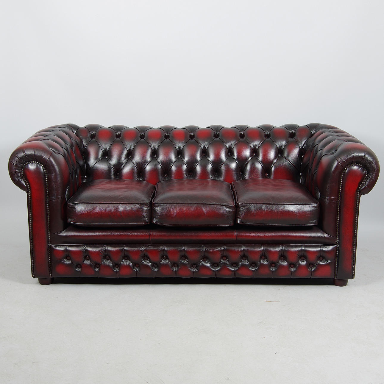 SOFFA, oxblodsfärgat skinn, Chesterfieldmodell.